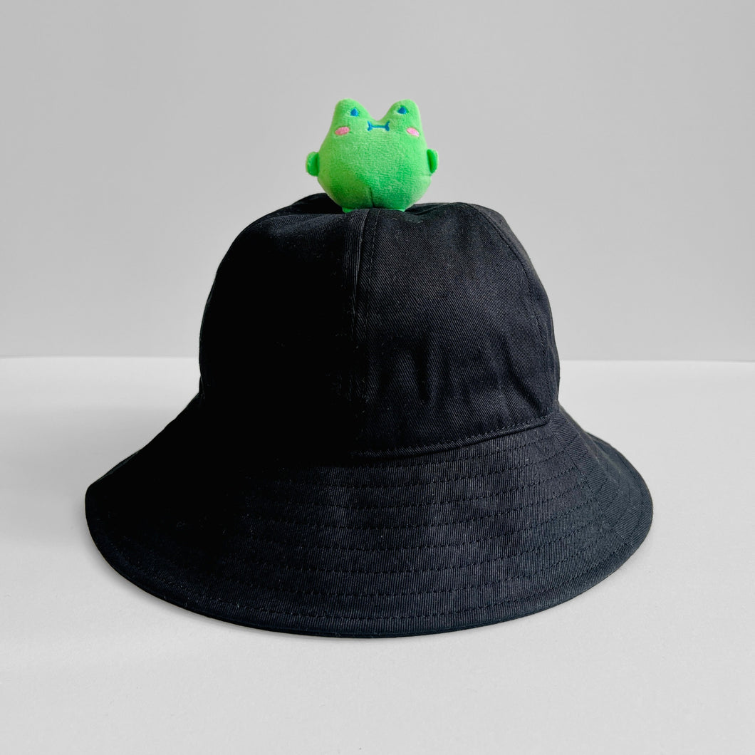 Frog bucket hat (plain black)